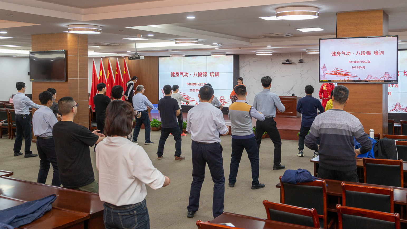 市住建局举办健身气功八段锦培训1.jpg