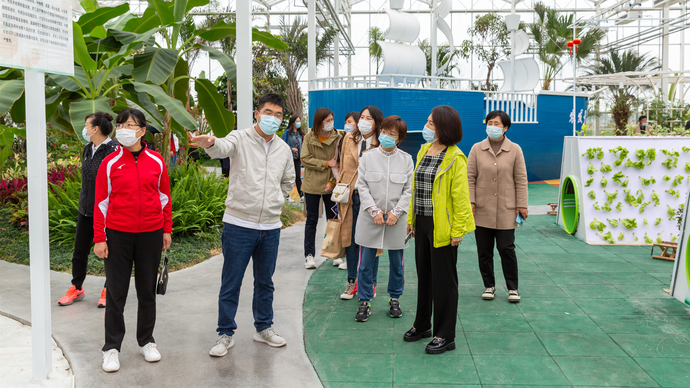 市住建局参观采摘活动2.jpg