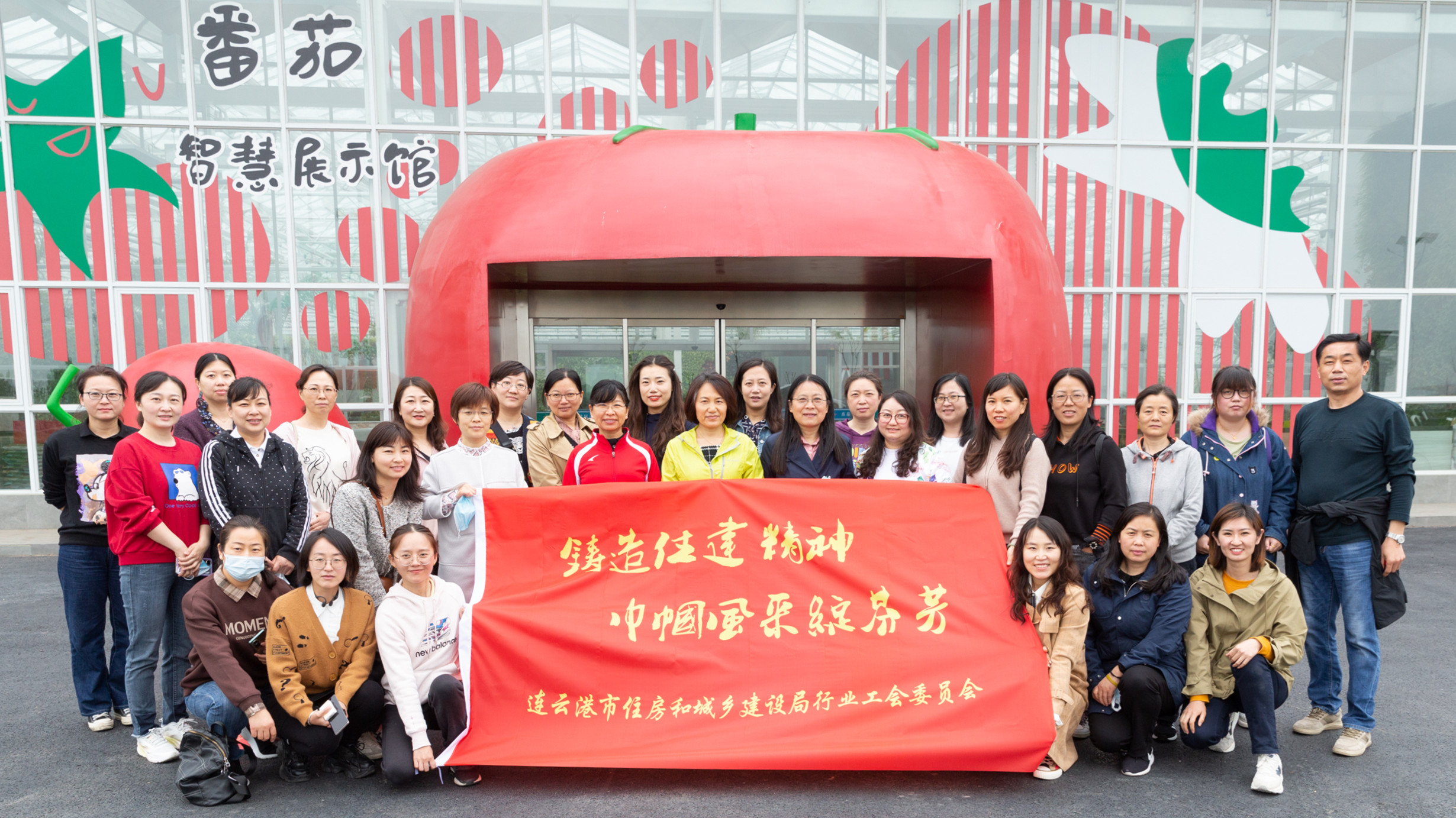 市住建局参观采摘活动3.jpg